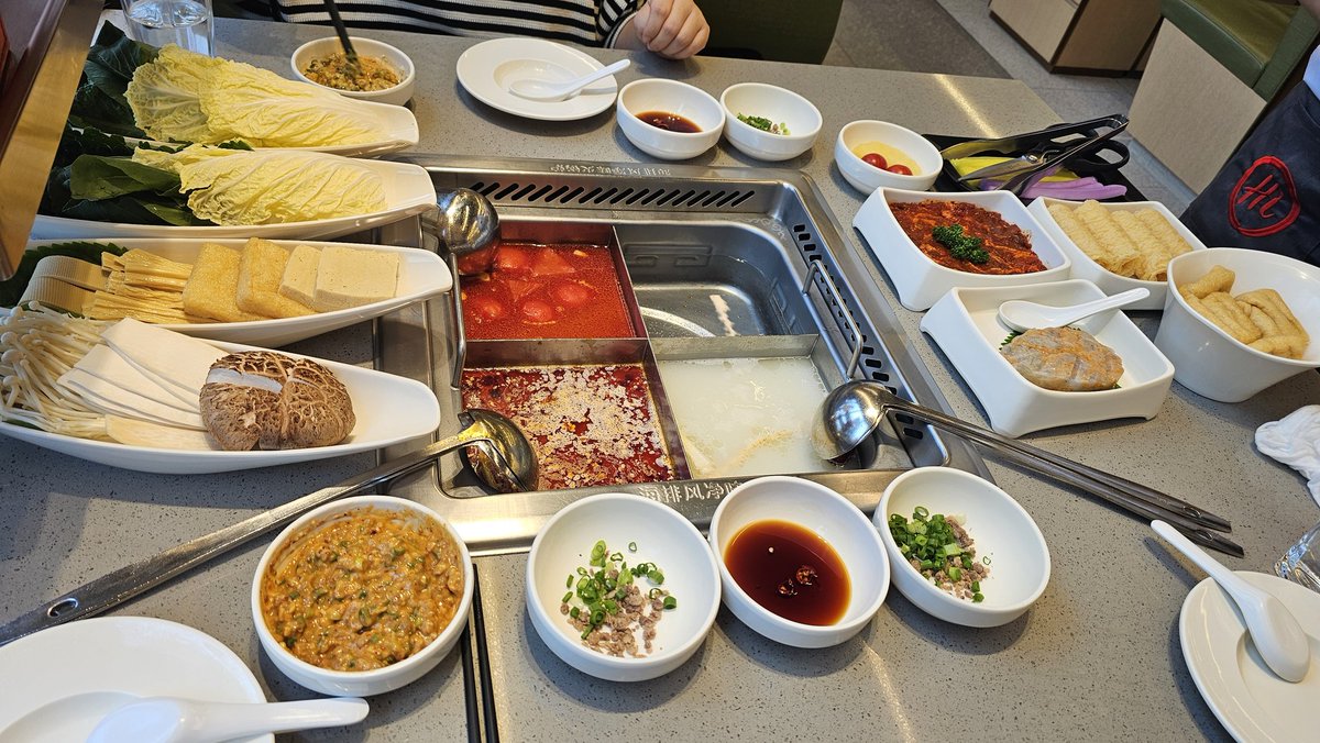 armika_kyt's tweet photo. 오랜만에 서울 나들이. 하이디라오 후 잠실 롯백, 석촌호수 등등 https://t.co/NTykvX3NTw