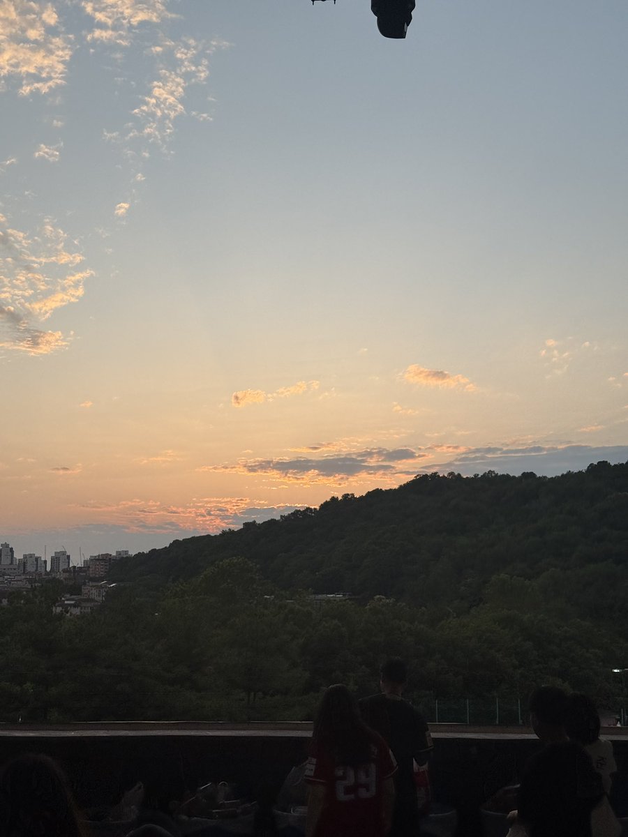 sur2iii's tweet photo. 오늘 문학 하늘이 너무너무 예뻣던거 아십니까 https://t.co/d3WWicNgxV