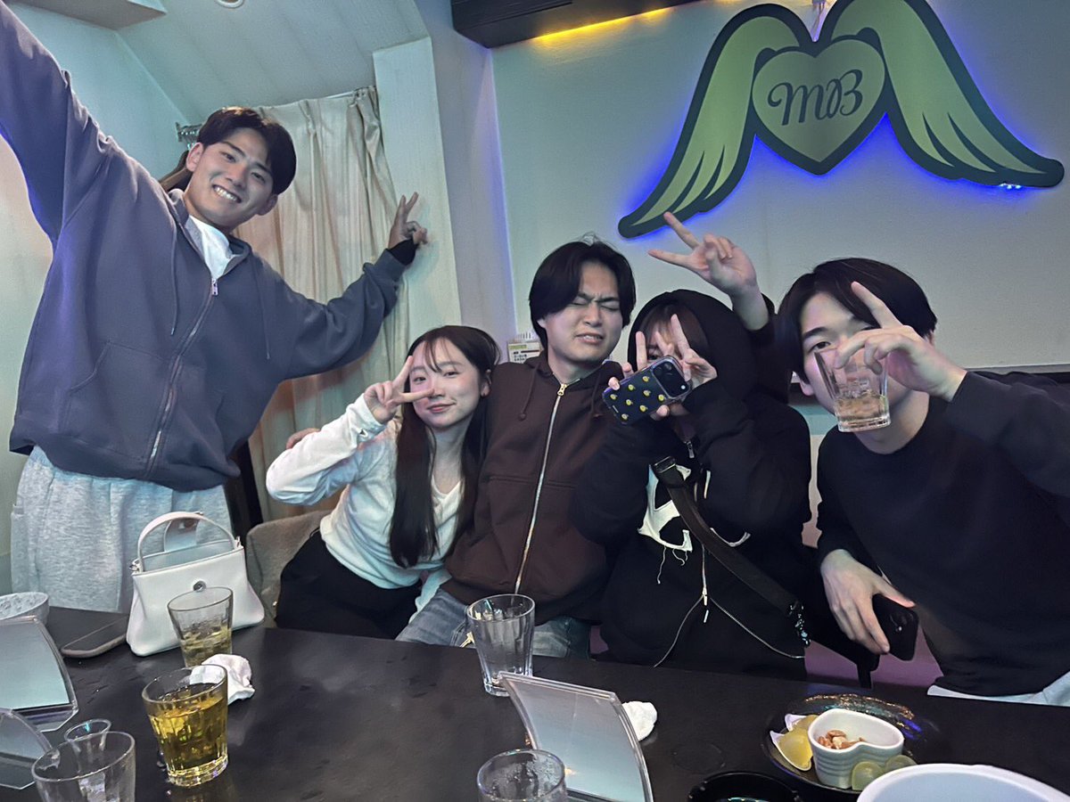 bar_magicalba7's tweet photo. ┏━
💄 12th記念クリアファイルプレゼント
┗
12周年のノベルティグッズをお配りしてますっ💃

┏━
🎁 ご来店全員プレゼント ✨
┗
2026年版ロゴ入りカレンダーを全員にプレゼント🗓💖

＼今週も盛り上がってこ〜⤴⤴⤴✨／

博多の夜でお待ちしてるわよっ💃

知らない方がいい世界、覗いてみる？ https://t.co/Nnvtli9P3i