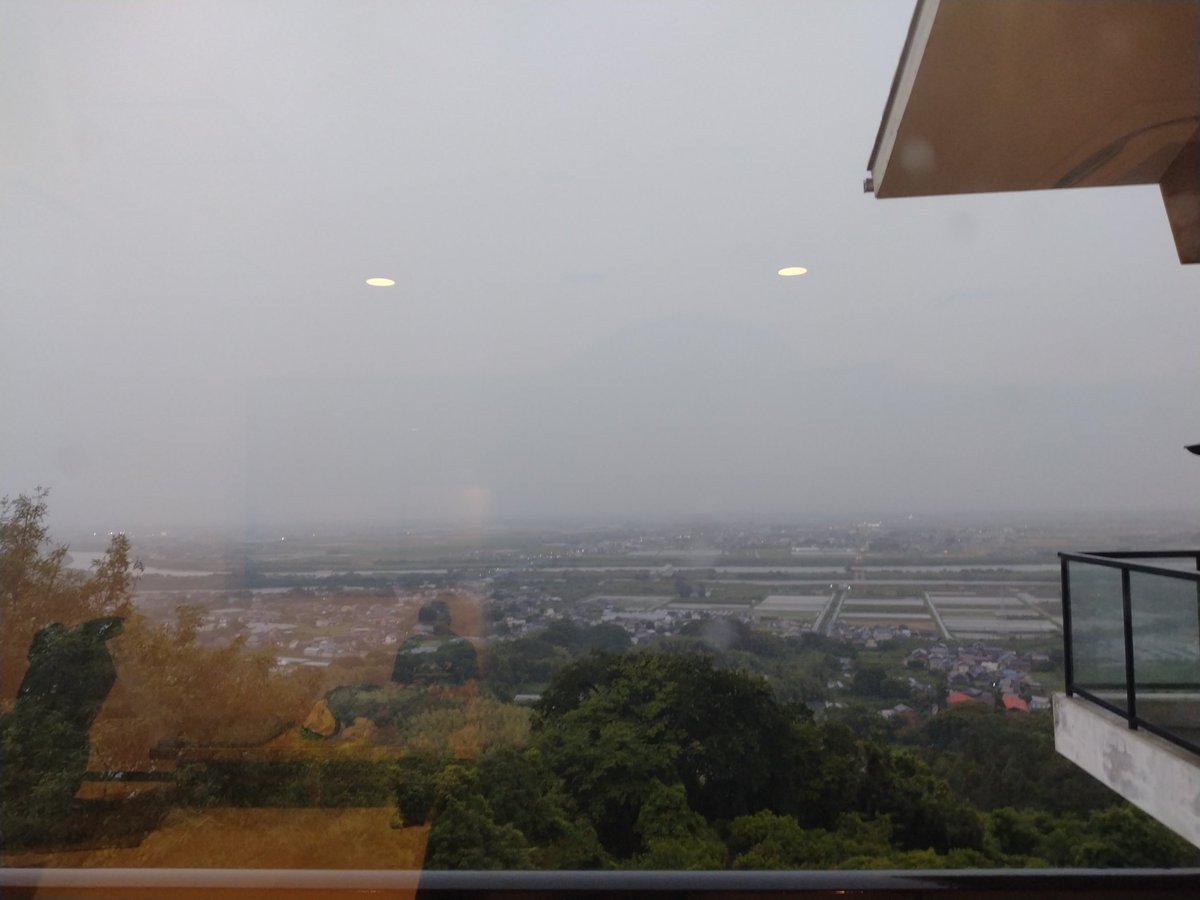 Sento_Zenno's tweet photo. 今日は岐阜県海津市の「南濃温泉・水晶の湯」に来ました！✨
駐車場から出てるシャトルバスで行くルートを知らず、なかなか大変でした😱
天候には恵まれませんでしたが、晴れたら素晴らしい景色が一望できるはずです！🙏
成分でたくさんあったまりました😉✨♨️ https://t.co/dd2fPgQyOq