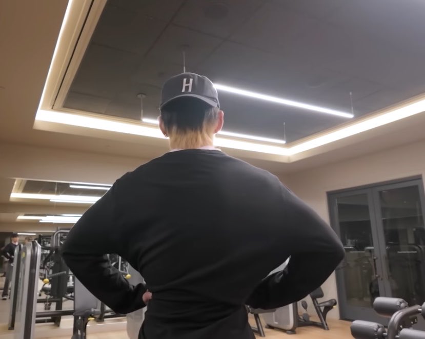 MJRRORBVLL's tweet photo. this wasn’t necessary taehyung https://t.co/859REdlCG7