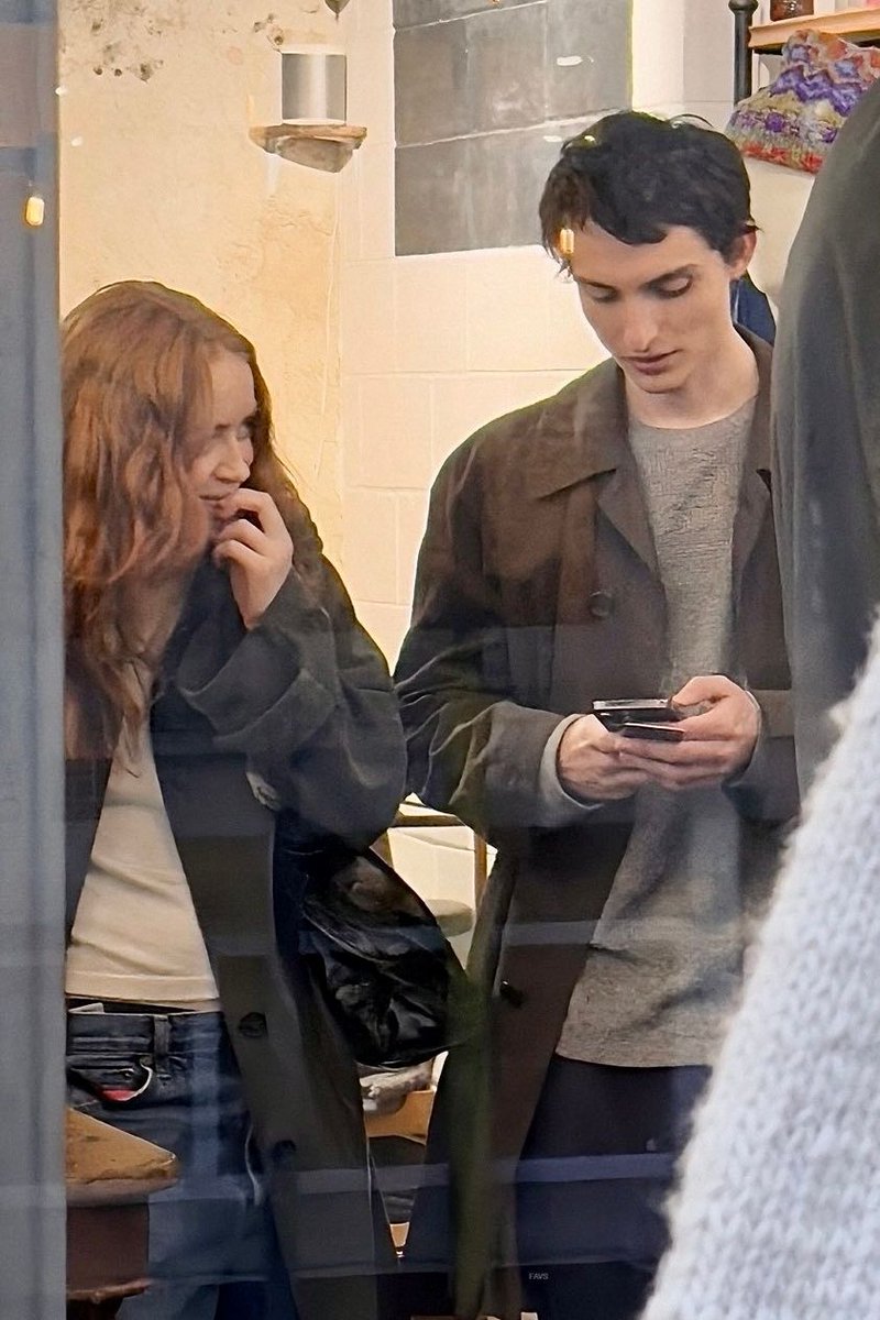 StrangerNews11's tweet photo. Sadie Sink and Finn Wolfhard together in London. https://t.co/NFjXeiRggr