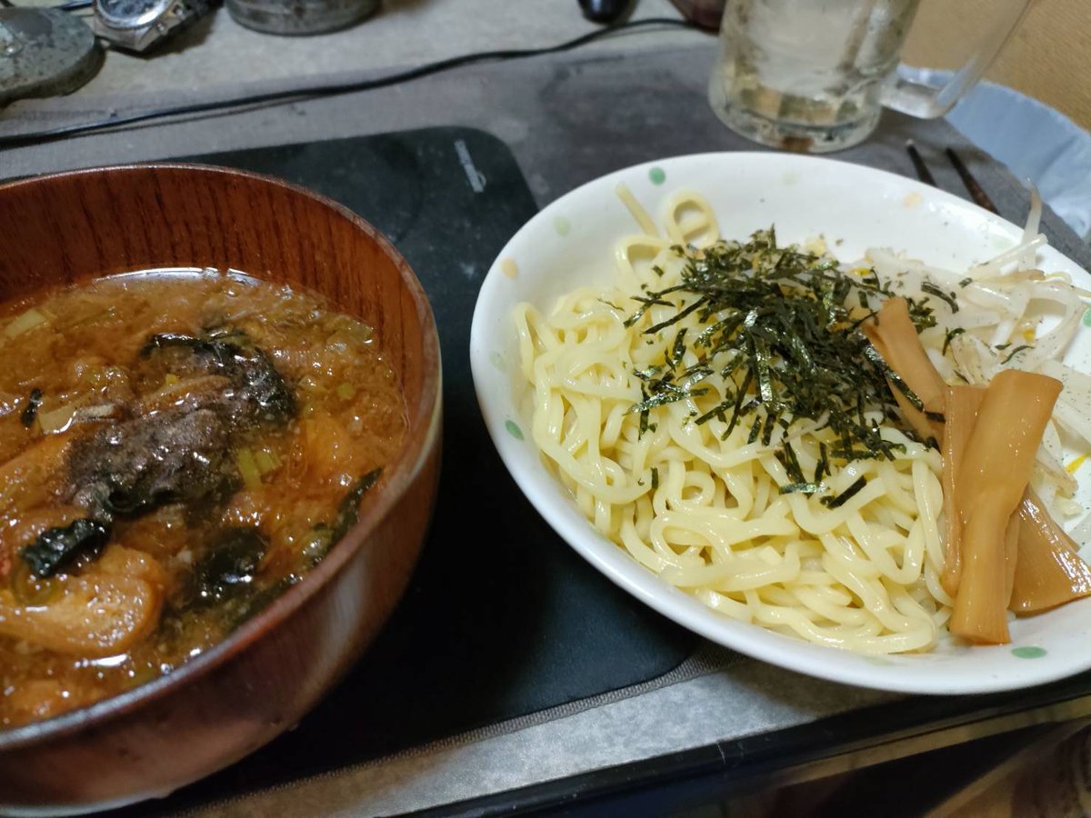 gin9618's tweet photo. 今夜も散々呑み散らかしまして〆はつけ麺です😂
最近、つけ麺も相当レベルが上がり、売れるんじゃねって思ってます🤣
巨人は2戦連続12回フルに戦っての引き分け
まあ負けて無いので良しとします😂 https://t.co/fe6ronH7y7