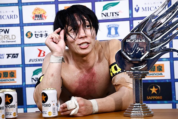 njpw1972's tweet photo. YOH「まず一つ、同じシチェーションになったんで、藤田が決勝に上がってきた時に、やっぱりその“極上のCHAOS”、これで借りを返したいなと思っていたんで。どうしても最後、パーツが揃わなかったんすけど、今日はかっちりハマってスゲー嬉しいっすね」

全文
https://t.co/PkYefG8rpj

#BOSJFinal https://t.co/QatNU8HIpZ