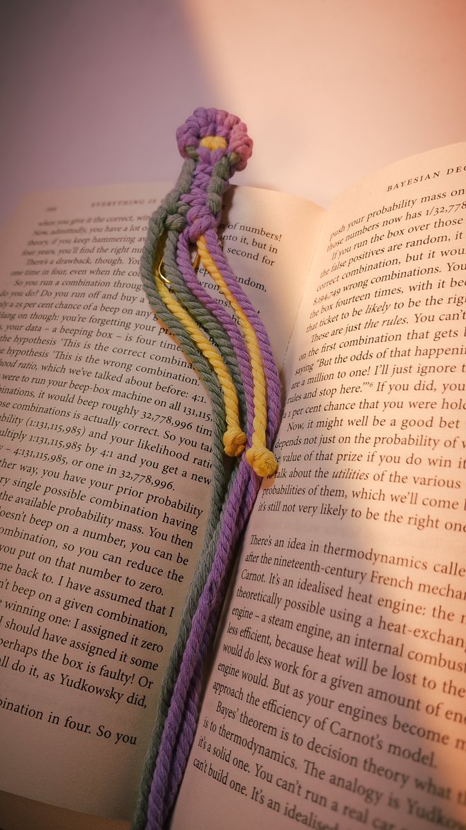 fhfzsy's tweet photo. In this economy, dunia crafter sedang tidak baik2 saja.

Tapi..

"Ibu pengen punya usaha, tapi bikin kerajinan tangan aja. Setidaknya biar ngeringanin beban kakak2mu yang nanggung kita"

Macrame bookmark—just 5k✨ https://t.co/HORWKF3IC5