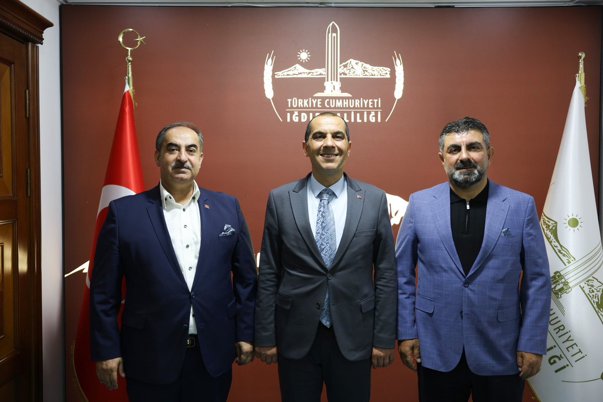 ZRHamitoglu's tweet photo. İlimizin saygın iş insanı Selman Dinç ile birlikte Iğdır Valisi sayın Mustafa Fırat TAŞOLAR’ı makamında ziyaret ettik. 
Bizi makamında kabul edip, takdire şayan bir şekilde ağırlayan Valimize en derin saygı ve şükranlarımızı sunarız. https://t.co/BHBywS4xML