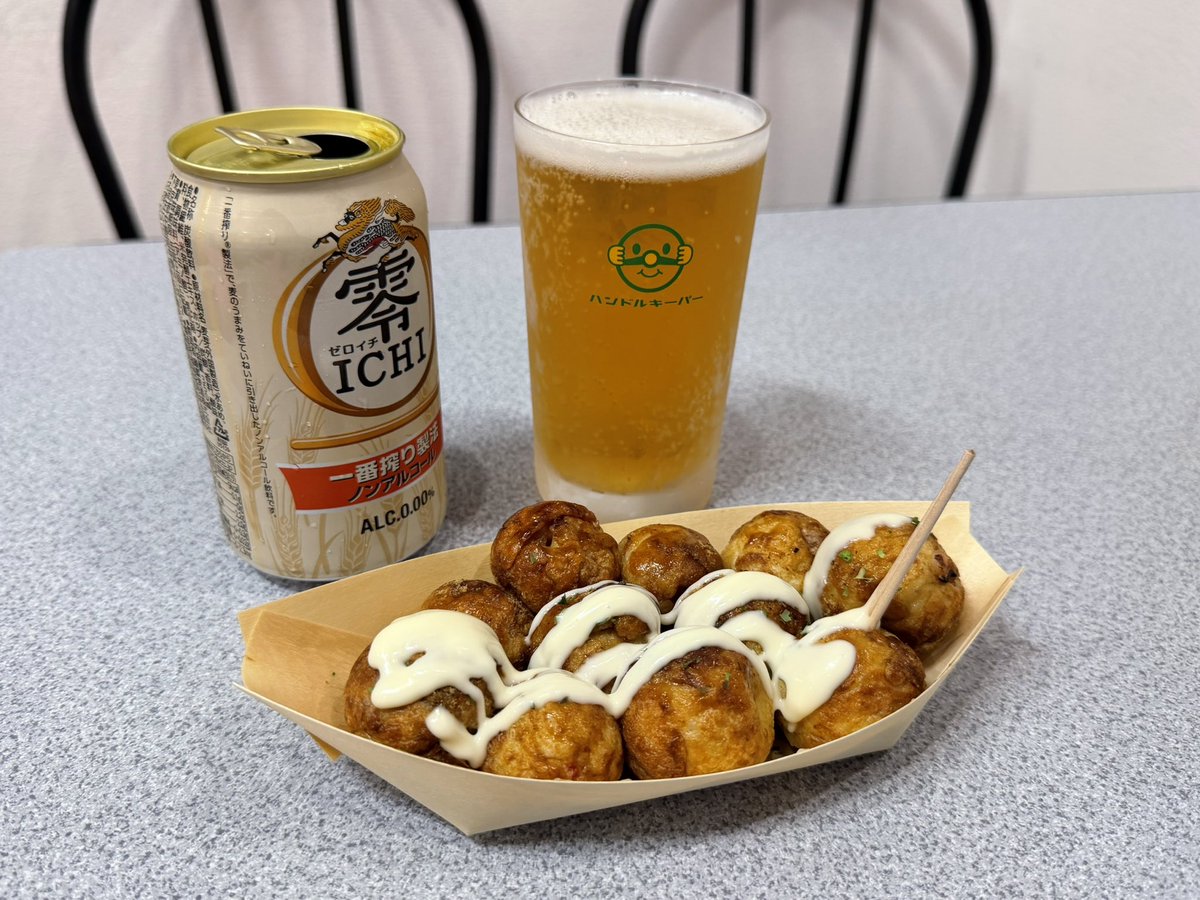 mo161_167's tweet photo. 🐙たこ湯(大阪府豊中市)
🐙たこ焼き銭湯🐙
サウナは4〜5名入っていっぱいの広さですが、2階の露天風呂にプラ椅子4脚長椅子1脚あってととのい環境抜群。1階のメイン浴槽は熱めで茹でたこ🐙になりそう。
もちろんお風呂上がりにたこ焼きですよ!
外カリ中トロ美味しい🐙
#銭湯 #sento #mo_sento https://t.co/n9qX4HkG3O