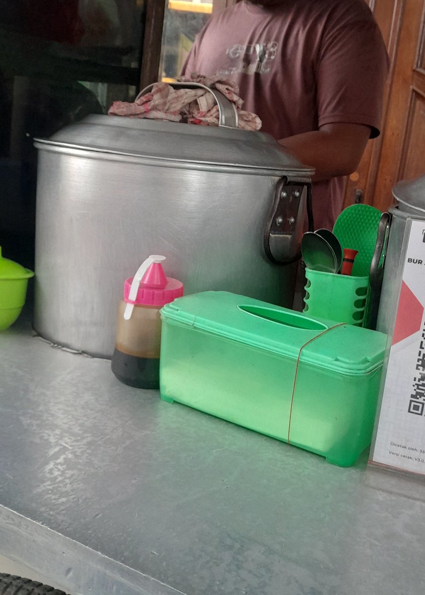 liveinpeaze's tweet photo. 5. Keesokan malamnya 
Aku disuruh dateng dari jam 5 sore karena kamarnya udah disiapin. Dan dari malem itu juga udah mulai diinfus. Kalo bisa request tangan kiri usahakan tangan kiri yaa guys (kalo kalian dominan kanan). Btw ini santai makan bubur ayam dulu sama mama wkwkwk https://t.co/Xj29UB3r0t