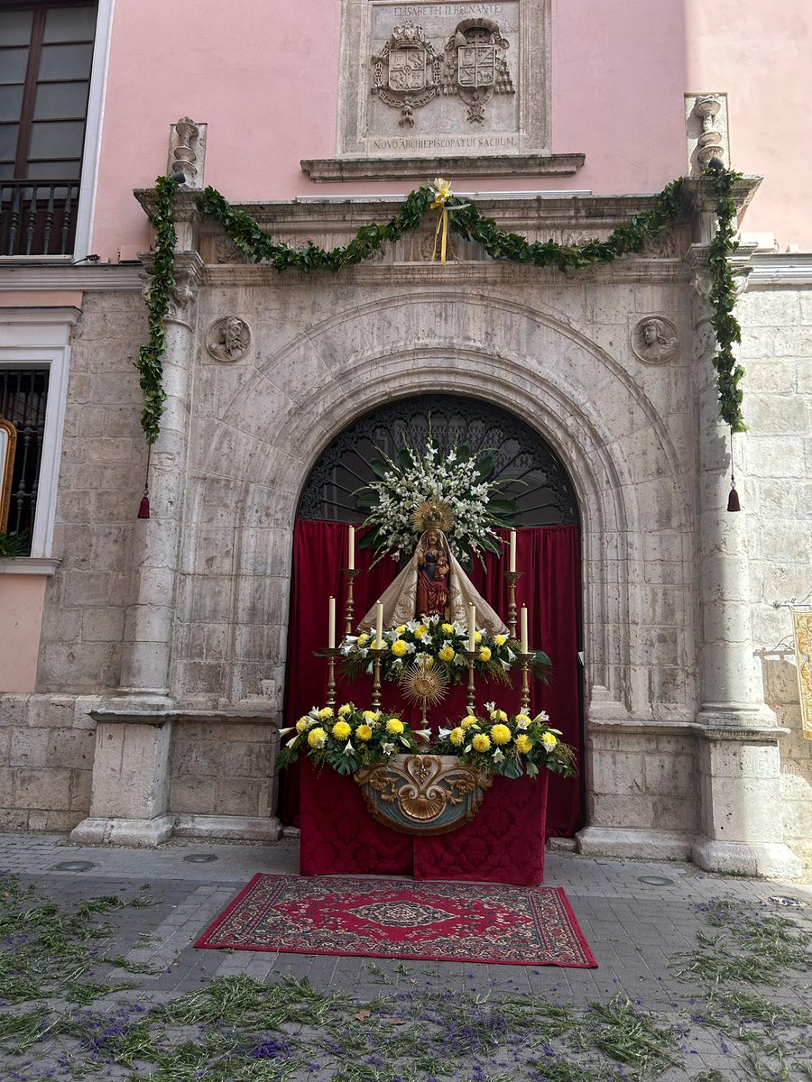 PatronaVa's tweet photo. #CorpusChristiVLL26 | Altar de la Hermandad

👉🏻 En la mañana de hoy, nuestra Hermandad instaló su tradicional altar al paso de la procesión de S.D.M. en la portada del Palacio Arzobispal.

📍 Ha estado presidido por la imagen vicaria de Nuestra Señora de San Lorenzo. https://t.co/HRP8jImUvH