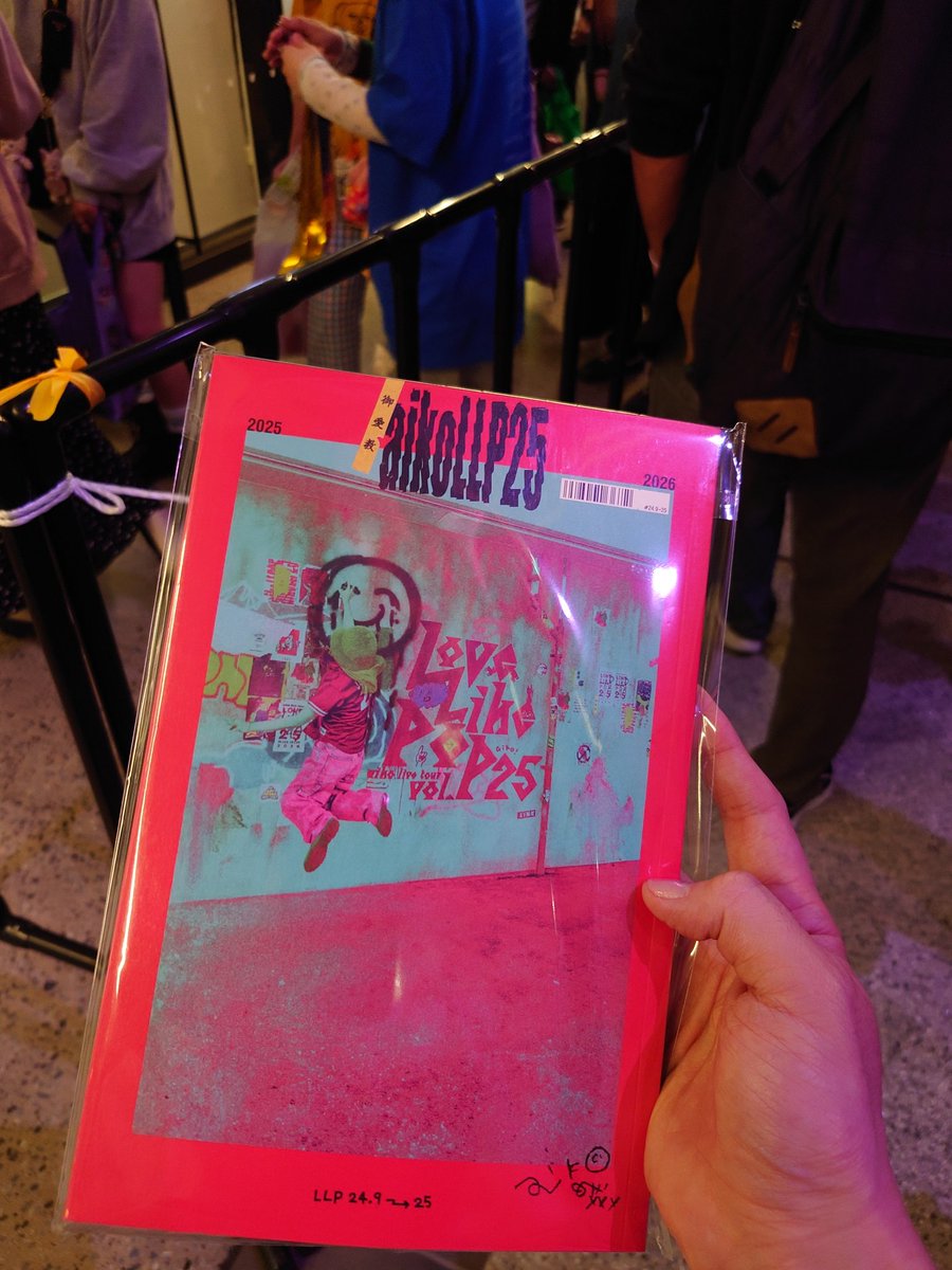 kai4512's tweet photo. ひさびさaikoのLIVE、2階って書いてたから期待しないでたら超近くて最高だった😭👍
aikoに『お兄さん八重歯すてき』と言ってもらえたり、何より元氣な唄声聴けたのは嬉しかった✨
相変わらずaikoファンは礼儀が正しくて素晴らしい🙌
帰りグッズ買っちゃった📘😄
今日来れて本当に良かった😳
#aiko https://t.co/4pgzsKM65J