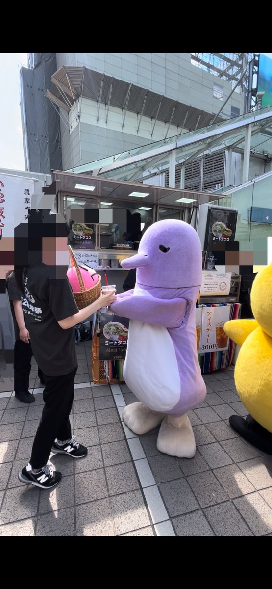 baba405's tweet photo. ライエモ2周年祭ありがとうございました！
あの距離であんな長時間触れ合えるのなかなかなくて楽しかった🐧🐤
おんぷくんにも飲ませてあげる優しいペンギンさんと水分補給して元気チャージしてるピヨちゃん。
 #ライエモ2周年がやってきた https://t.co/ewoHOmv5Of