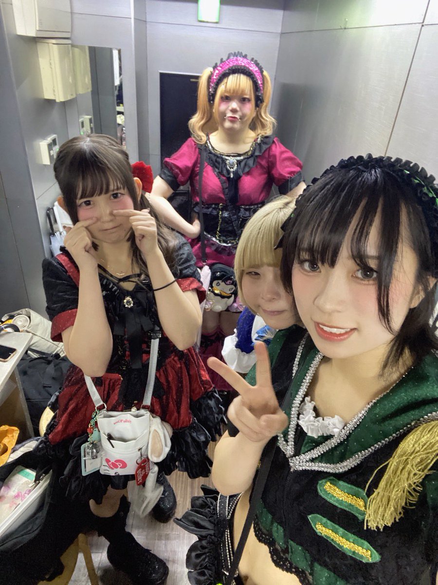 skilloflight's tweet photo. 本日はVARONでのライブに
お越し頂きありがとうございました！
1日雨な日でしたが、会いにきてくださり嬉しかったです🫶🏻

明日6月8日(月)はついに！
スキル学園が開校します✨
📍club vijon
19:30スタートです！
🎫https://t.co/yhFPNl9nDv
一緒に楽しみましょう😊

#SKILLoflight #スキルスキ https://t.co/zBDevVvNJM
