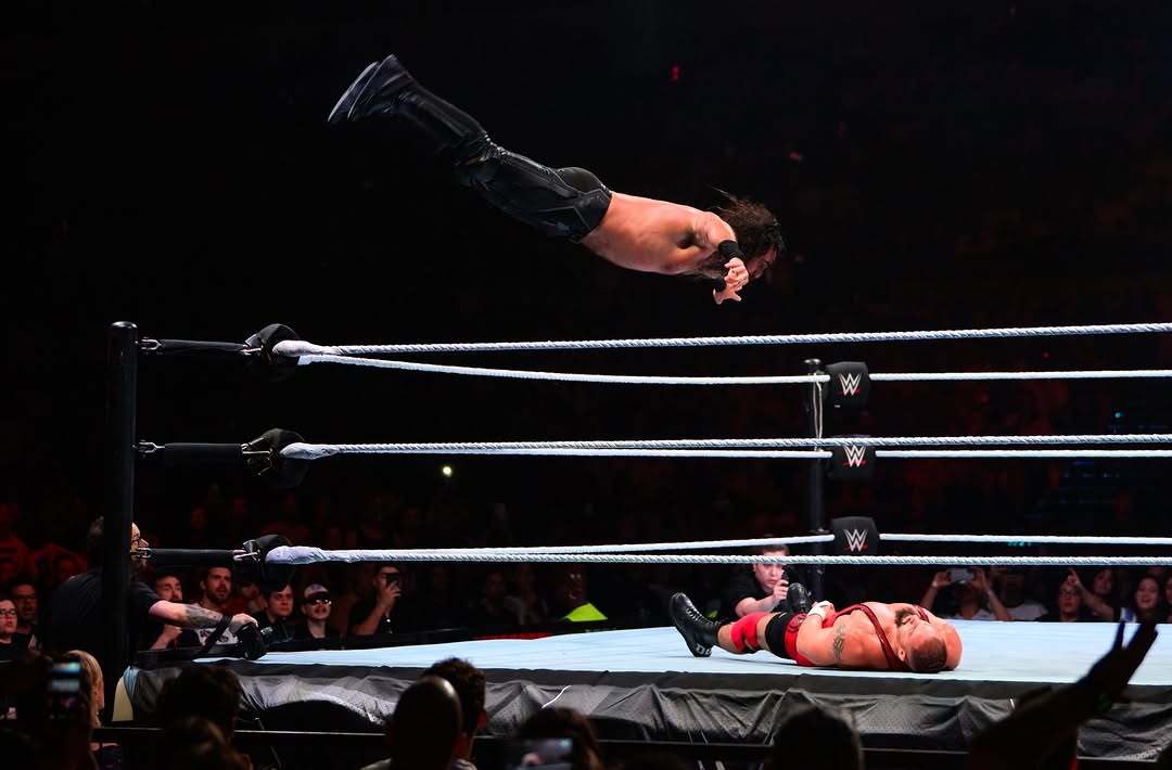 SethRollinsFans's tweet photo. #WWELisbon 🇵🇹 Photos #SethRollins #TeamRollins 

📷: wrestlingtraduzido | Instagram https://t.co/Nv9Wozq4lN