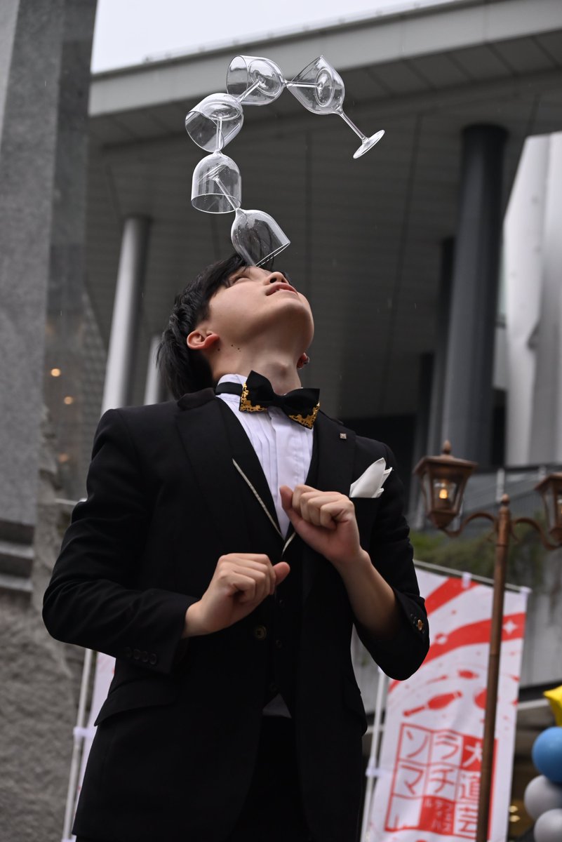 takewacky's tweet photo. かつてのソラマチ大道芸はコロナ禍前までは毎週土日祝に行われており、そこで選抜された芸人さんが年一回のソラマチ大道芸フェスティバルに出ていたのだが時代は変わり、いきなりスター ハタダさんの初出演です。その1。雨が降ってきそうなのですが哲学者のように真面目なので定時に始めるハタダさん。 https://t.co/Cg8YVI7WBw