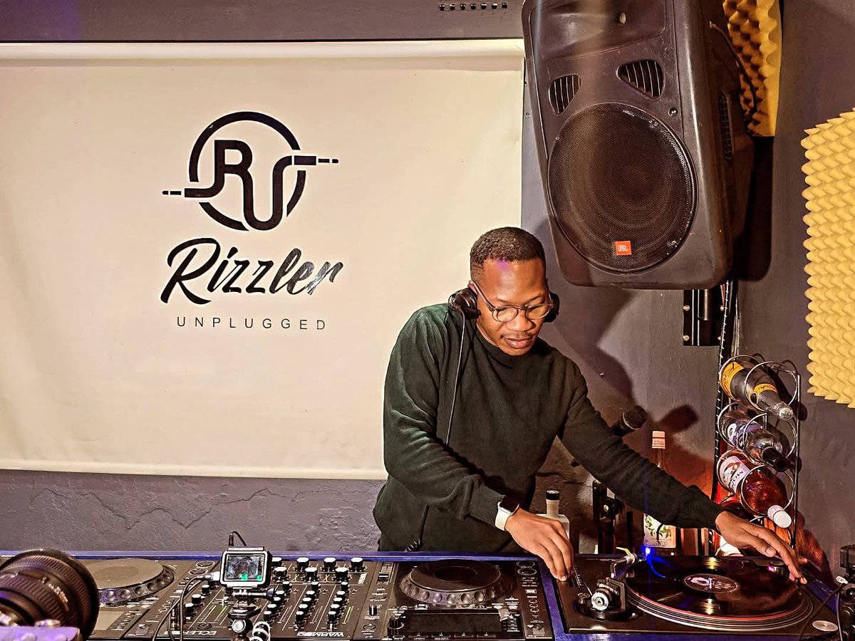 RizzlerUnpluged's tweet photo. Playing: @Soulscene_SA

https://t.co/K8FhSGKIJ5

#housemusic #wegotmusic #expensivemusic #itsourthing https://t.co/G05W5uo6xF