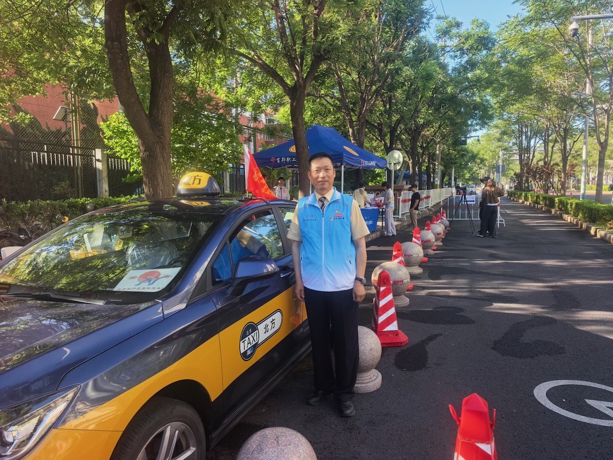 DailyBeijing's tweet photo. 北京市出租车司机爱心送考
Beijing #taxi drivers responded quickly to sudden transportation needs during the ongoing National College Entrance Examination (#Gaokao). #beijingservice https://t.co/fXStjHiRJ8