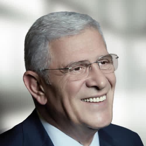 mehmettsimsek's tweet photo. @iyiparti Genel Başkanı @MDervisogluTR, sağduyulu devlet adamlığı tavrıyla ülkemizin selameti için kritik uyarılarda bulunmaya devam ediyor.🇹🇷
​"SALTANAT DEĞİL,CUMHURİYET İSTİYORUZ" vurgusuyla geçmişin acı hatıralarından ders çıkarılması gerektiğini hatırlatan Dervişoğlu, demokrasiye sahip çıkma çağrısını şu sözlerle yineliyor:🏛️
​"Unutmayalım, 1961'de Yassıada'da verilenler de yargı kararıydı. 
Millet bugün bu kararları kabul ediyor mu? 
1971 muhtırasının kırdığı kalemler de yargı kararıdır. 
12 Eylül'de yapılanlar, partilerin kapatılması, hapisler, davalar, yasaklar, zindanlar, hepsi birer yargı kararıydı. 
Ve hepsinin açtığı yaraların izleri, bedenlerimizde, ruhlarımızda duruyor."
Geçmişten gelen derslerle, hukukun üstünlüğüne dayalı bir Cumhuriyet vizyonuyla geleceği inşa etmek zorundayız.⚖️✨
​#MüsavatDervişoğlu #İyiParti #Cumhuriyet #Demokrasi #Hukuk #Türkiye #Siyaset