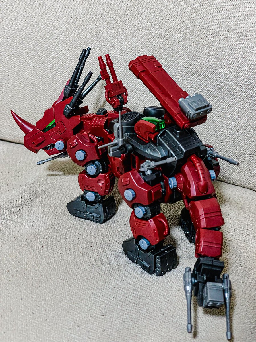 ipppppeiii's tweet photo. 「黒い稲妻」を見ながらレッドホーンを組みました🦏

皆さんが言う通り、確かにちょっと小さい

でもその分、可愛さが増していて…
構図次第で気にならない範囲かなとも

ということで結論…
レッドホーンが小さいんじゃない。
セイバータイガーが大きすぎるんじゃ☺️

#ゾイド #リアライズモデル https://t.co/hTnQBn94US