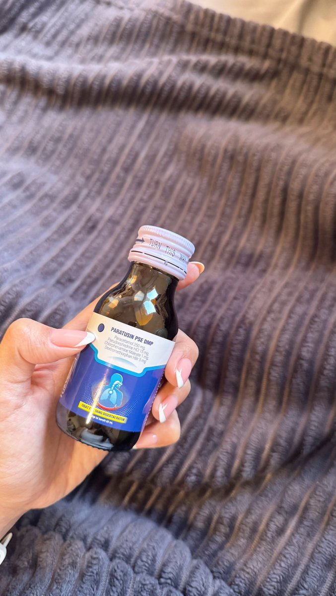 ayuyuliantika's tweet photo. Post-ablasi 3D, belakangan rasanya bapil banget sampe susah nelen. Untung ada Paratusin sirup yang jadi penyelamatku 😮‍💨

Kamu tim nelen tablet atau minum sirup manis kayak aku? https://t.co/84rNzRyTlq