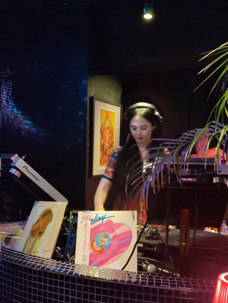 KatoTaku0321's tweet photo. #渋谷
#barpalms
#鮎川陽子
『LA BOUM』
きょうは夕方渋谷のbar palmsさんへ。

 鮎川さんのDJを初めて楽しむことが出来て良かったし、お忙しいところお話や写真対応などもありがとうございました。

 他のゲストDJや関係者の方とも交流出来てうれしかったです♪
@yobecom https://t.co/EeTn5FDJiO