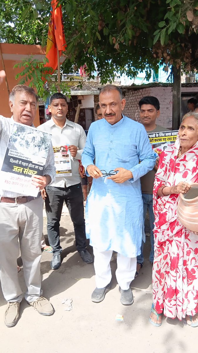 inderjeetinc's tweet photo. रोहिणी जिले के वार्ड 54 D पानी की किल्लत को लेकर सूरज पार्क झुग्गी बस्ती के बाहर कॉंग्रेस कार्यकर्ताओं द्वारा मटके फोड़कर प्रदर्शन किया गया जिसमें जिलाध्यक्ष इंद्रजीत सिंह, के पी एस वर्मा (ब्लॉक अध्यक्ष), अरविंद मल्होत्रा एवं कार्यकर्ता मौजूद रहे। https://t.co/ltTrrUWAv8