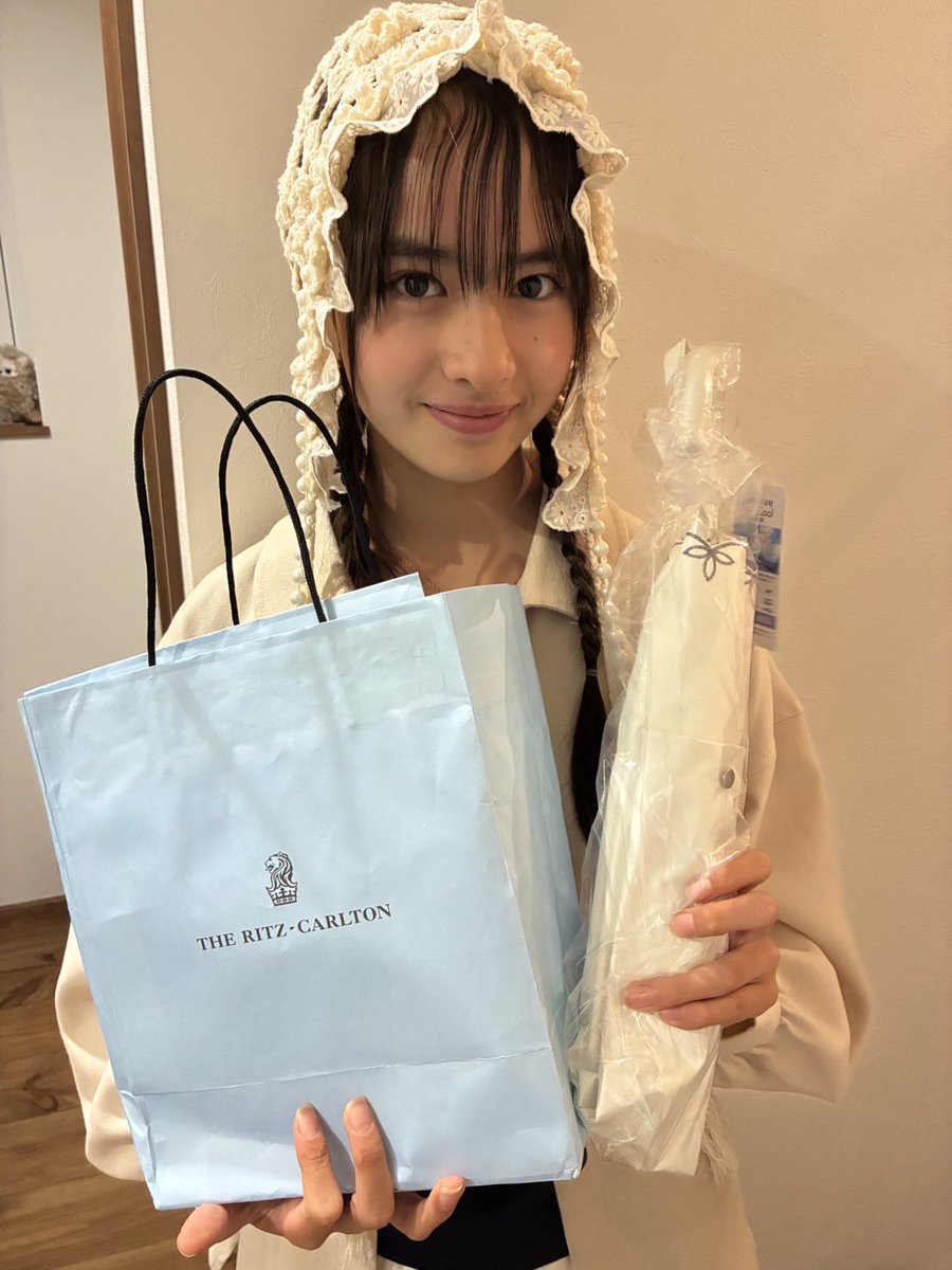 Aylialam's tweet photo. こんばんは❤︎
今日は雨の中、撮影会に来てくれてありがとうございました✨
雨だから前髪がウネウネくせ毛で大変でした🫣
プレゼント🎁嬉しかったです❣️
次は6月28日大阪アイパレアフター撮影会です🎶
アイパレもお楽しみに🩷 https://t.co/DlrE2qrOkV