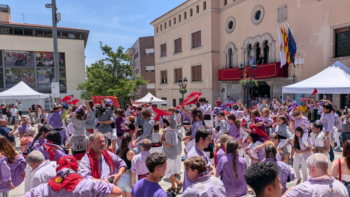 borinots's tweet photo. I tot seguit, toc de vermut amb els grallers i timbalers de les tres colles. https://t.co/5YCPqG35oW