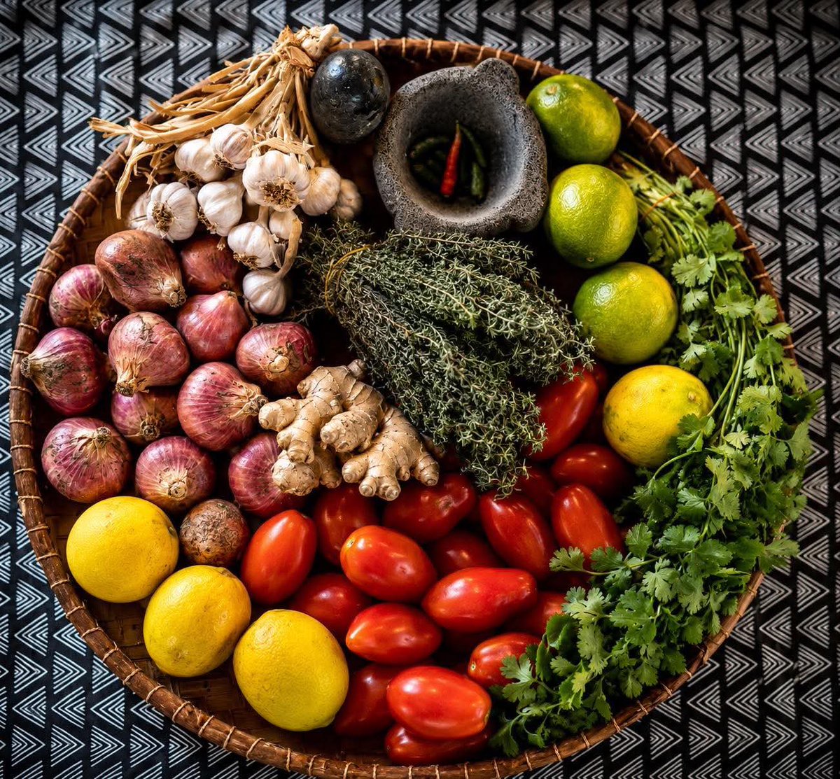 moutoussamy_jm's tweet photo. #LaRéunion dans mon van, la passion dans mes épices. Ail, oignons, gingembre, thym, piments, citrons, tomates, cotonmili…Consommer local, c’est soutenir nos agriculteurs, préserver nos tradition et faire rayonner nout péï. 100 % local • 100 % péi • 100 % La Réunion #LeGoûtPéï https://t.co/YrWXZqZppe