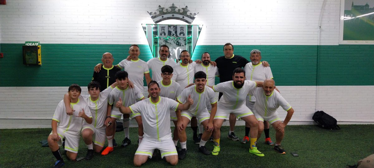 FamiliaTrupe's tweet photo. ⚽️La Banda del 18 ‘B’ 8-1 El abuelo y su trupe.
No pudo ser. Caímos en la ronda preliminar frente a un serio rival.
Enhorabuena a @pclabandadel18 por la victoria y gracias a @fpccf y @CordobaCF_ofi por la organización del torneo. https://t.co/6COuflKDXb