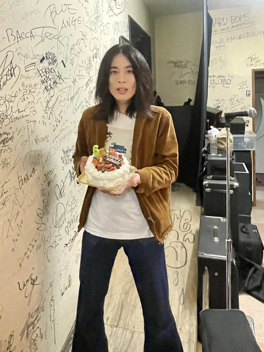 LIVEで初めて誕生日祝って貰ってケーキ出てきた 100人くらいにHappy