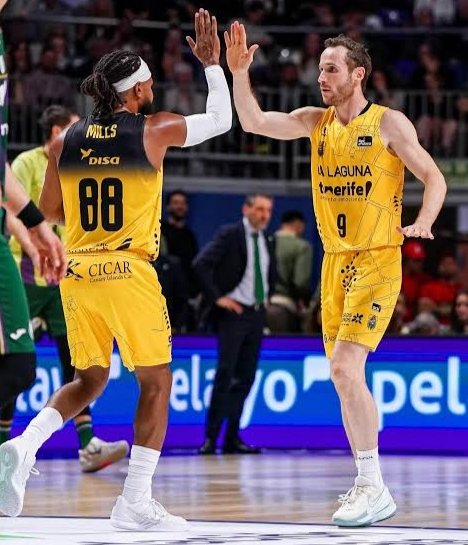 MBaskonistas's tweet photo. Ayer se zumbaron al Madrid dos tios cuya edad entre ambos es mayor que :

- El quinteto inicial de tú equipo

- La de Dusko Ivanovic

- La del estado de Is...

- La del tiempo que llevo sin tener contacto femenino

- La de años que lleva el Joventut sin ganar algo

Histórico 🐐🐐 https://t.co/pY4PwAm12P