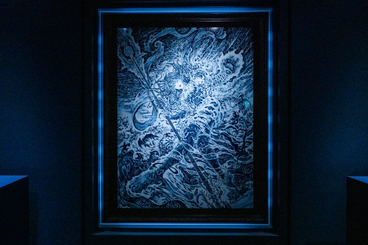plastic_candy's tweet photo. 葉山有樹さん個展「虹の彼方に」@そごう美術館。超細密描写の磁器の作品と、それを応用したインスタレーション作品群。風神・雷神などの大判のタイルの作品は、そのまま観ても何て細かいんだろう…と思ったけれど、実際にはその1/16のサイズで描いたものを拡大しているとの解説を読んで驚愕…
伝統的な技法にもとづきながら、様々な国の文化にもとづいたモチーフを取り入れた作品が展開されていたけれど、それらを制作するのに、最初に調査を行ってから「物語」を執筆し、そこから作品として描いていくという制作プロセスも初めて知りました。