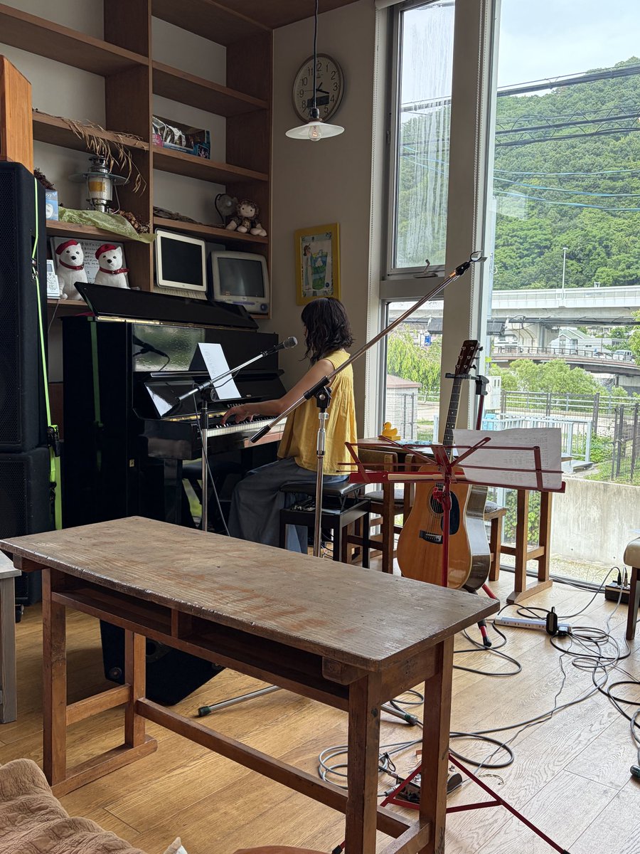 awajimoon41's tweet photo. 昨日は絹延橋のうどん屋の2階でのイノトモさんと安宅浩司さんのライブへ行ってきました

お店は久しぶりだったけどうどんも最高に美味しかったしお二人のライブもとてもハートウォーミングで良かったです

アンコールで所長の永尾さんの唄う『キンモクセイ』が味がある歌声で素敵でした https://t.co/4Rx2UCSZqU