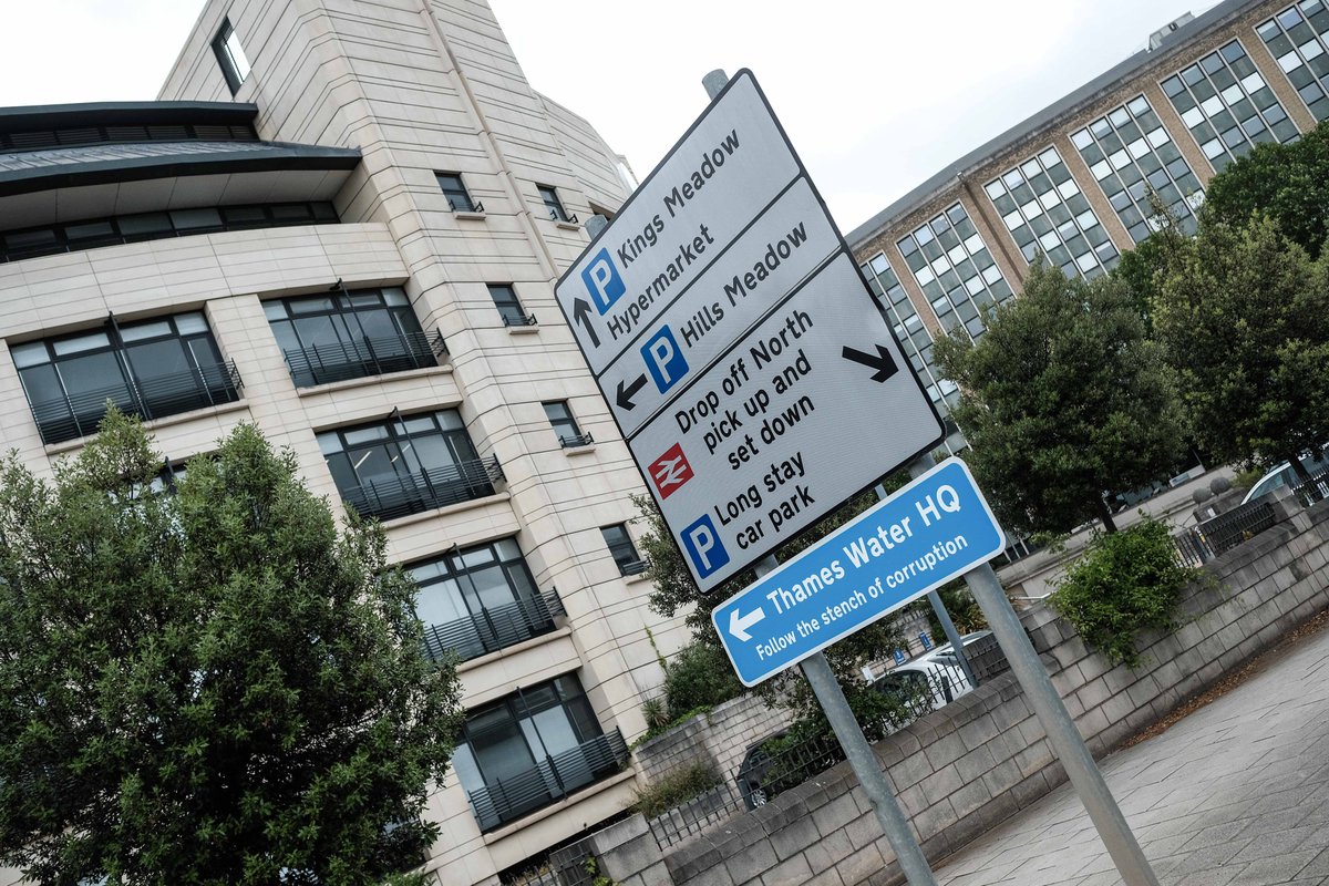 Athirty4's tweet photo. I've just put up this metal sign right outside Thames Water's HQ. I loathe the behaviour of many of the water companies. I am not alone. #Thameswater And yes, I did fit the sign wearing my jacket and tie. @Feargal_Sharkey
@ChrisGPackham @AndyBurnhamGM
@BBCOxford @rdgchronicle @OxTweets