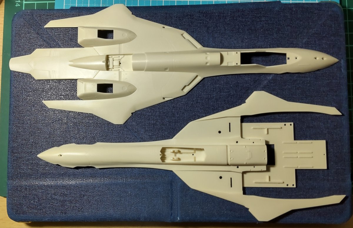 midorimorisuito's tweet photo. #マクロスプラス #VF19 #MACROSSPLUS #バルキリーマクロスプラス  
ハセガワ 1/72 VF-19バルキリー製作
今日はまとまった時間がとれたのでパーツのゲート跡処理を行い終了。
仮組にGクリヤーを使うといいと聞いてやってみたが、接着剤痕を取るのに四苦八苦した。 https://t.co/MJwRaXV1R6