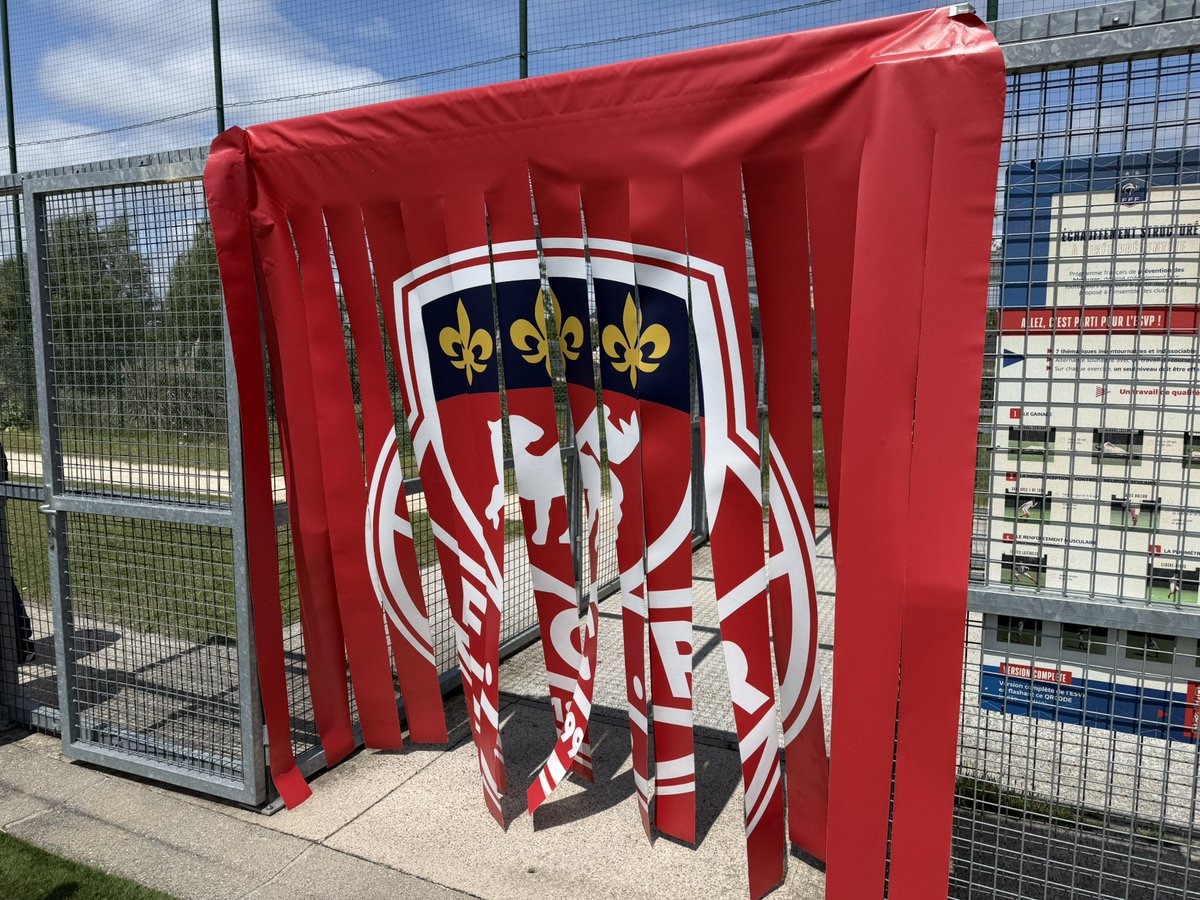 FOOT_NORMAND's tweet photo. Bienvenue au Stade Pierre-Lefrançois 👋🏻
Le @FCRouenFem, vainqueur de @LaBerrichonne de Châteauroux 1️⃣-0️⃣ à l’aller joue sa montée en #d3f. 
Coup d’envoi à 15 heures. @fcr1899 https://t.co/XBaIdvfhsu