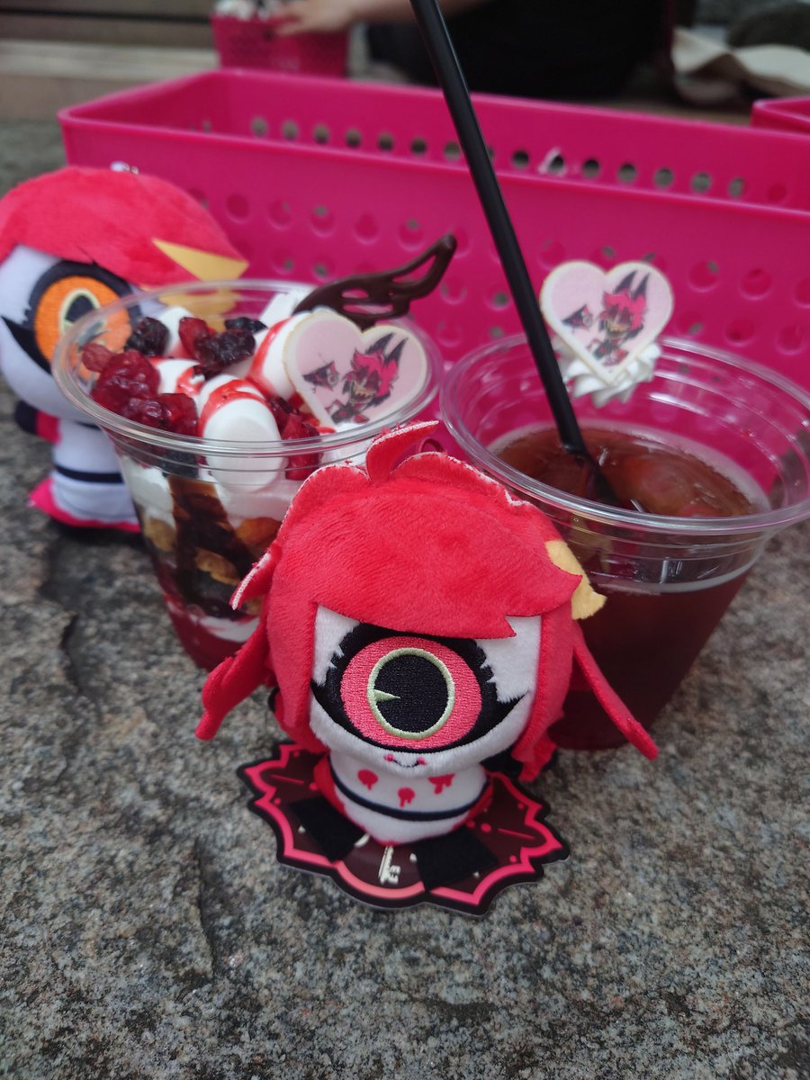 soybean_source's tweet photo. 今日はハズビンカフェ行ってきたわよー！
ニフティアクスタ売り切れてて泣いちゃったけど、雇用主セットが来てくれました❤️
ちゃちゃさんのニフぬいがチラ見えしてるの可愛い😊 https://t.co/ysAoc8jr4K