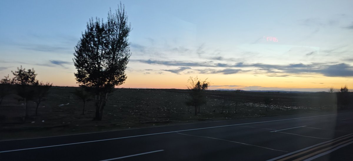 Calliopebele's tweet photo. 坐车回去上班，看到天空就消气了，意象就是看见它就会想到他🥰 https://t.co/9x9umoJGoh