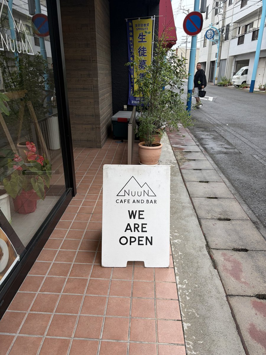 a___ya420's tweet photo. 外観はこじんまりしてそうなのに入ったらめちゃめちゃ広くて開放感コンクリート https://t.co/ZjEHJ66pOm