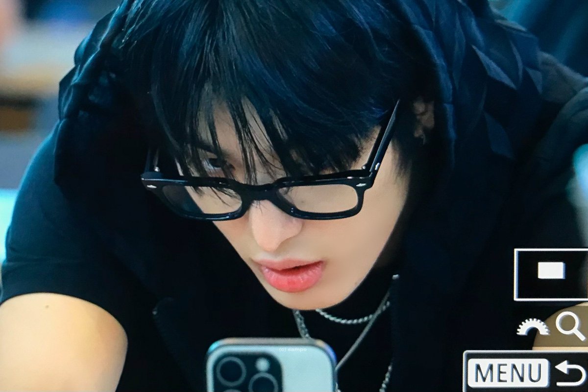 home9il5's tweet photo. 예찬가 꼭 셀카를 올려주세요🖤 https://t.co/pmszVfT5yN