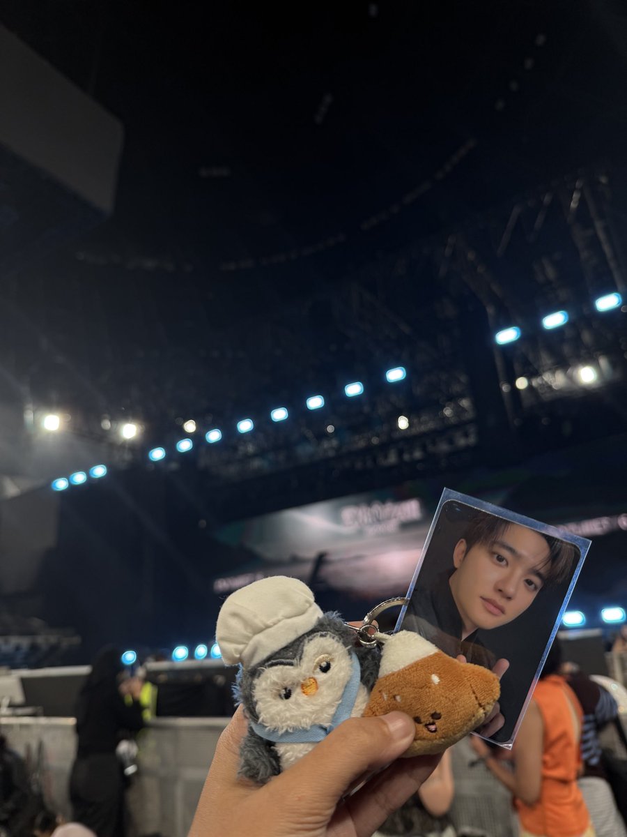 sunflowerbee08's tweet photo. Konser belum mulai aja udah mewek😭😭

Finally walaupun ga utuh tapi EXO nya tetap sama

Loving you like its the last time

#EXO #EXhOrizon_in_Jakarta https://t.co/VeVCNPAGnA