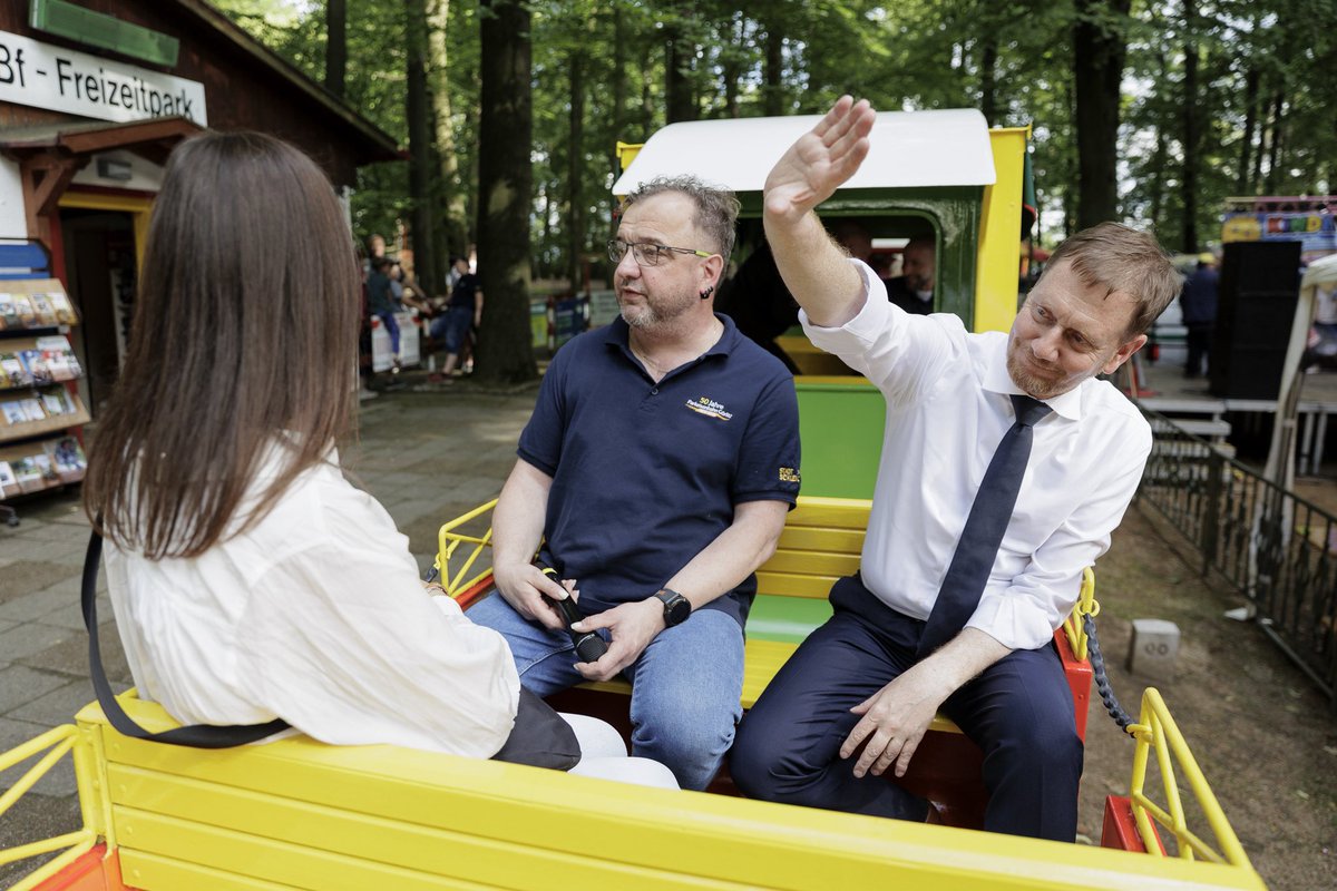 MPKretschmer's tweet photo. Seit 50 Jahren lässt die Görlitzer Oldtimer Parkeisenbahn Kinderaugen leuchten, weckt Erinnerungen und verbindet Generationen.
Doch 50 Jahre Parkeisenbahn bedeuten weit mehr als Schienen und Waggons. Sie stehen für Menschen, die mit Leidenschaft, Herzblut und unermüdlichem Einsatz dafür sorgen, dass die Parkeisenbahn lebt. Vielen Dank für dieses großartige Engagement. (SK)

📸 Nikolai Schmidt