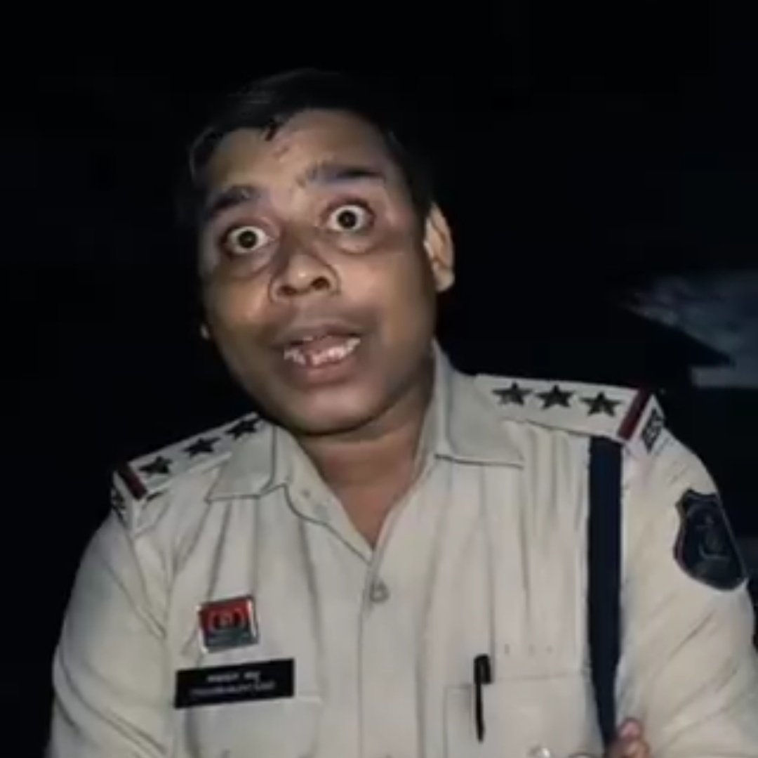 SurajKrBauddh's tweet photo. बीवी-बच्चों के सामने पुलिसिया गुंडई!    

छत्तीसगढ़ के धमतरी में एक युवक परिवार के साथ शाम को मूवी देखकर वापस आ रहा था। रास्ते में पूछताछ के नाम पर पुलिसकर्मी चंद्रकांत साहू ने उसके साथ मारपीट की। 

लेकिन पुलिस की तानाशाही देखिए। दोषी पुलिसकर्मी पर कार्रवाई कर उसे जेल भेजने की बजाय पुलिस उसके मकान मालिक को नोटिस भेज रही है कि उन्होंने किरायेदार का पुलिस वेरिफिकेशन क्यों नहीं कराया था। साथ ही उस पर मोटर व्हीकल एक्ट की धाराओं में भी कार्रवाई की जा रही है। और तो और, छत्तीसगढ़ पुलिस बड़े गर्व से अपनी पीठ थपथपा रही है कि उन्होंने रात में स्थानीय पार्षद से फोन करके इस व्यक्ति के बारे में जानकारी ली थी।

जबकि वीडियो में साफ-साफ दिख रहा है कि पुलिसकर्मी को कानून का कोई डर नहीं था। युवक वीडियो बना रहा है, लेकिन वह फिर भी उसके साथ मारपीट कर रहा है। यह देखकर उसकी बीवी और बच्चे डरे हुए थे। असहाय होकर पीड़ित युवक राह चलते अन्य वाहन चालकों से भी मदद की गुहार लगा रहा था, लेकिन वर्दी के धौंस में चूर पुलिसवालों को न तनिक लाज आई, न शर्म और न ही अपने कर्तव्य का ध्यान रहा। पुलिस का काम लोगों की सुरक्षा करना होता है। यहां तो लोग पुलिस की ही गुंडागर्दी से भयभीत और आतंकित हैं।

ऐसे ही सुप्रीम कोर्ट ने कई बार पुलिस को संगठित अपराधियों का गिरोह नहीं कहा है। ये लोग जनता के साथ व्यवहार में अपनी वर्दी का रौब और कानून के मकड़जाल का धौंस दिखाकर उनका उत्पीड़न करने का एक भी मौका नहीं छोड़ते। पुलिसकर्मी ने रात में बीवी और बच्चे के सामने एक बेबस आदमी के साथ बदसलूकी की और गुंडागर्दी करते हुए उसके साथ मारपीट की, तो क्या हुआ? पुलिस वाला अपना आदमी है। इसलिए उसके हर अपराध को फूलों से ढंक दिया जाएगा और निर्दोष व्यक्ति को सताया जाएगा। क्या यही सरकार की न्याय व्यवस्था है?

आखिर भाजपा सरकार में पुलिस खुले अपराधियों जैसा व्यवहार क्यों करने लगती है? सरकार से हमारी मांग है कि जल्द से जल्द हमलावर पुलिसकर्मी और इस मामले में लीपापोती कर रहे पुलिस अधिकारियों पर विभागीय कार्रवाई के साथ-साथ समुचित धाराओं में FIR दर्ज कर कड़ी कार्रवाई की जाए। खासकर हमलावर पुलिसकर्मी की तत्काल गिरफ्तारी होनी चाहिए।

अगर सरकार ऐसा नहीं करती है, तो युवक को हमारा सुझाव है कि वह जल्द से जल्द इन पुलिसकर्मियों के खिलाफ हाईकोर्ट में याचिका दायर कर कार्रवाई की मांग करे। यदि ढंग से कार्रवाई की जाए, तो पूरा जिला प्रशासन हिल जाएगा। पुलिसिया गुंडागर्दी बर्दाश्त नहीं किया जाना चाहिए।