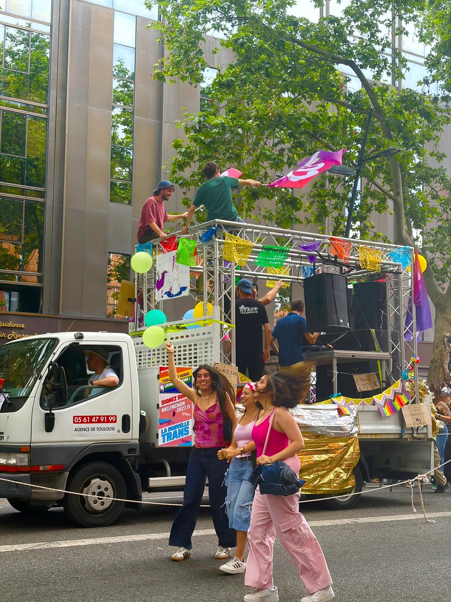 Waimb_'s tweet photo. Ma meilleure photo de la Pride de cette année https://t.co/BKgpDVyBsR