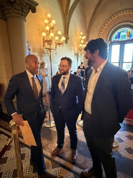 BSVAssociation's tweet photo. Seeing is understanding.

Last week with @DigitalChamber &amp; @SpruceID, we demonstrated real-world blockchain &amp; digital identity use cases for NY State Assembly Members &amp; staff.

Practical applications, tangible outcomes &amp; IRL conversations is how we push blockchain forward. https://t.co/kSU06epRvf