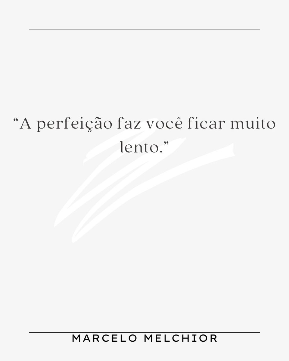 FelipeCavalcan's tweet photo. Durante boa parte da minha carreira, eu era lento para tomar decisões.

De um lado, havia a inexperiência diante de assuntos complexos, já que passei a liderar empresas relevantes ainda muito jovem.

De outro, existia a vontade de acertar, de evitar erros, de tomar decisões o mais próximas possível da perfeição.

Isso me fazia refletir excessivamente sobre cada assunto, elaborar listas de vantagens e desvantagens, esperar pelo momento ideal e tentar reduzir ao máximo as probabilidades de resultados negativos.

Com o tempo, fui ganhando experiência e as escolhas passaram a ser mais fáceis. Eu já havia enfrentado muitas situações semelhantes e sabia melhor como agir.

Mas o que realmente transformou minha capacidade de decidir foi entender que existem diferentes tipos de decisões.

Quando uma decisão é importante, irreversível e capaz de gerar consequências significativas, faz sentido dedicar muito tempo e energia à análise. Nesses casos, vale a pena buscar o maior grau possível de acerto.

Por outro lado, quando a decisão é reversível ou tem consequências limitadas, devemos agir com rapidez. Nessas situações, o custo da inação e da espera pela perfeição costuma ser maior do que o risco de agir rapidamente.

As empresas deveriam se estruturar para incentivar decisões rápidas e imperfeitas quando os assuntos forem reversíveis e de menor impacto, reservando o rigor analítico para as grandes decisões que realmente sejam irreversíveis.