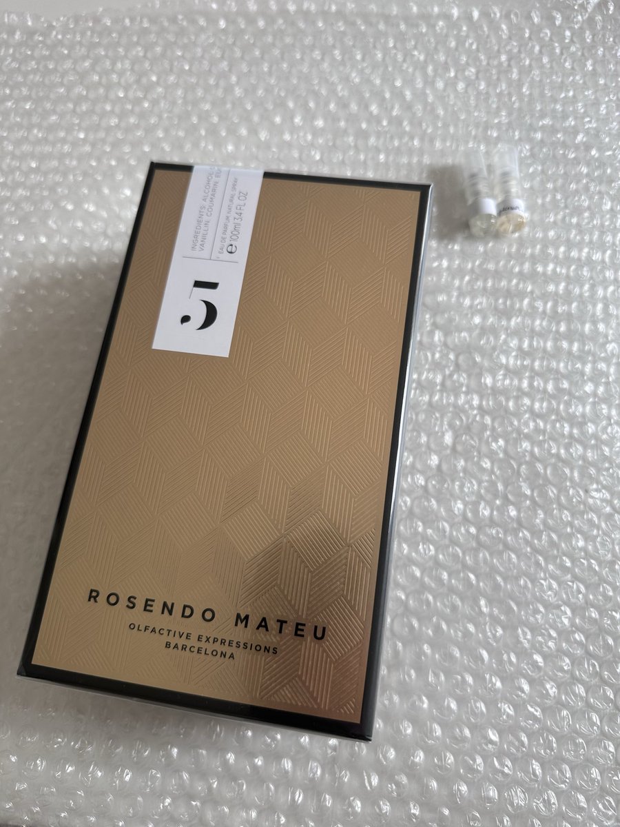 yassb_c's tweet photo. De belles petites commandes qui partent comme d’habitude vos parfums de niche préférés à prix cadeau ça se passe en DM  le catalogue est long comme le bras ✨🙏 https://t.co/wXfI3UJ2N0