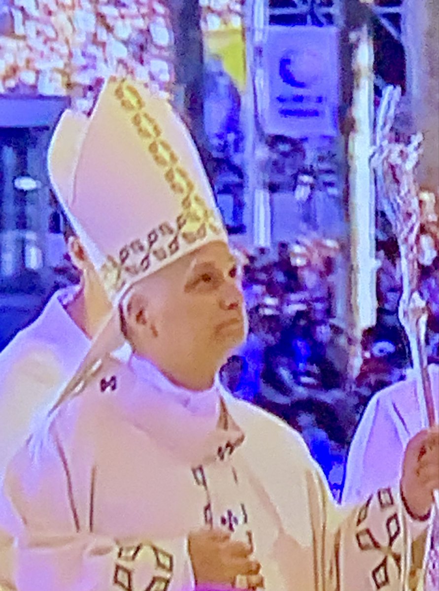 macobe7's tweet photo. Alzad la mirada, papa León XIV #VisitaPapaRTVE Misa de Corpus Christi en Cibeles, Madrid https://t.co/eTmvZnHj92