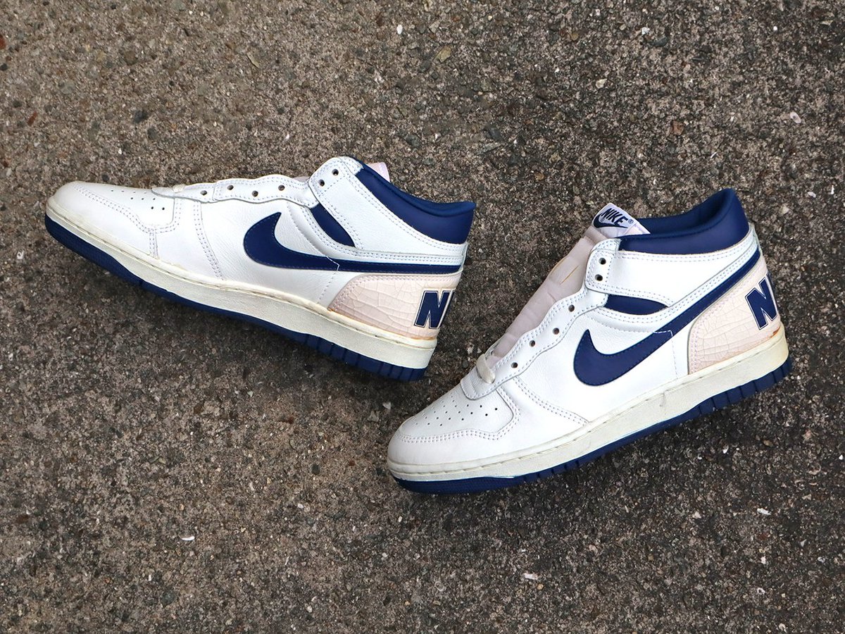 sneakershopskit's tweet photo. BIG NIKE 3/4 WHITE/DARK BLUE 1985
1985年から1986年にかけて発売されたノンエアバッシュ。ヒールに大きくプリントされたNIKEの文字が特徴的で、1982年に発売された「AIR FORCE 1」のような存在を目指した当時の高性能バッシュ。ヴィンテージNIKEを代表する名作モデル。
https://t.co/O8eb3ykmkG https://t.co/v5R6TI4V3z