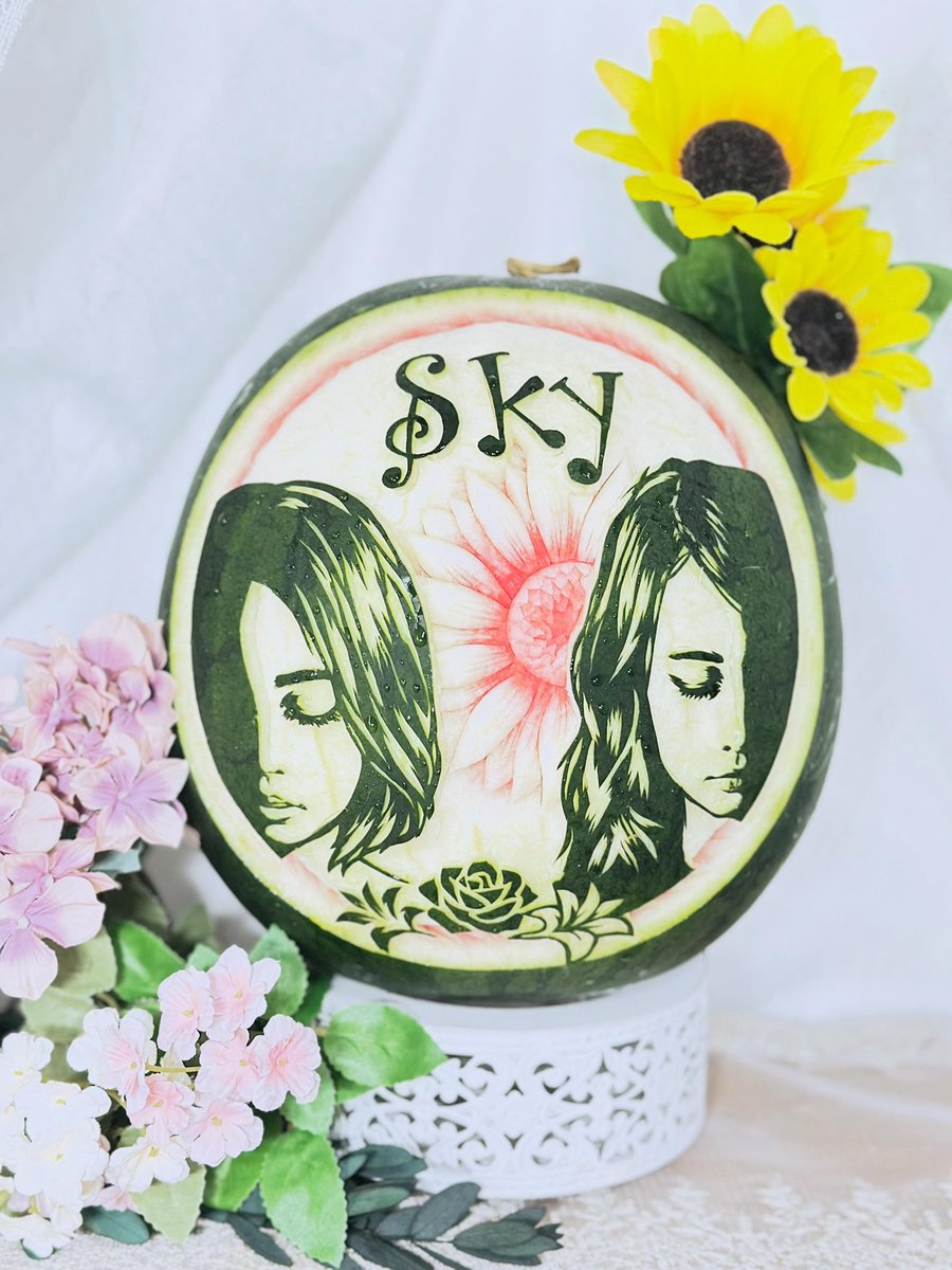 ichitose366's tweet photo. 本日 somenokyoto さんで姉妹デュオSkyさんのLiveが開催されました！

私は残念ながら配信組だったのですが、さやかさん、まどかさんの伸びやかな歌声や温かくて笑いのあるトーク、お二人の「らしさ」が随所にみえた素敵なLiveでした！

#sky #ファンアート #フルーツカービング https://t.co/bp1H7tkDdT
